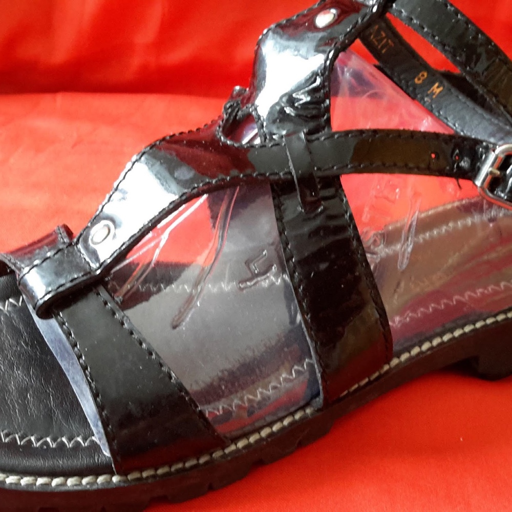 Donald J Pliner Black Sandals Low Heel Size 8